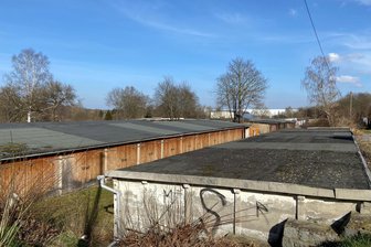 Versuchte Tötung unter Jugendlichen in Plauen: Urteil erwartet - In diesem Garagenkomplex in Haselbrunn kam es Anfang März zu einem Gewaltverbrechen.