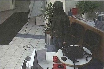 Versuchter Banküberfall in Annaberg-Buchholz: Polizei fahndet per Foto nach Täter - Die Polizei erhofft sich von der Veröffentlichung des Täter-Bildes weitere Hinweise.