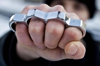 Versuchter Raub in Zwickauer Wohnhaus - Der bisher unbekannte Täter hatte einen Schlagring dabei.