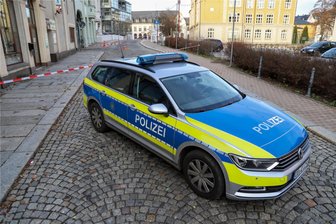 Versuchter Totschlag in Aue: Staatsanwaltschaft erhebt Anklage nach brutaler Attacke am Neujahrstag - Polizei und Kriminaltechnik waren nach der Gewalttat am Neujahrstag in Aue vor Ort und sicherten Spuren.
