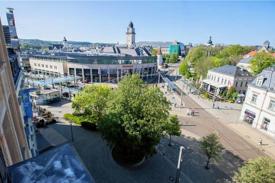 Versuchter Totschlag in der Plauener Innenstadt: 22-Jähriger in U-Haft - Am Plauener Postplatz war es am Sonntag zu einer gewaltvollen Auseinandersetzung gekommen. Ein Tatverdächtiger sitzt nun in U-Haft.