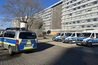Versuchtes Tötungsdelikt am Chemnitzer Marx-Monument: Täter weiter auf der Flucht - Am Samstagmorgen wurde im Chemnitzer Zentrum ein schwer verletzter Mann gefunden. Die Ermittlungen der Polizei dauern an.