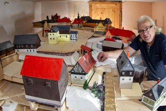 Versunkenes Dorf Pöhl: Erstes Etappenziel für Miniaturmodell erreicht - Für das Miniaturdorf ist in der Jocketaer Werkstatt von Jens Weber dauerhaft kein Platz mehr.