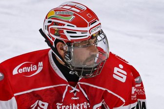 Verteidiger der Eispiraten Crimmitschau hart im Nehmen: Mario Scalzo büßt kurz nach Weihnachten drei Zähne ein - Am Helm von Mario Scalzo befindet sich aktuell ein Protective-Visier. Damit wird der 41-jährige Routinier auch in den nächsten Wochen auflaufen.