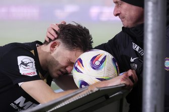 Verteidiger des FC Erzgebirge Aue am Tiefpunkt: „Es nimmt mich brutal mit“ - Pascal Fallmann (l.) extrem enttäuscht nach der Niederlage bei 1860 München. Trost erhielt der Rechtsverteidiger von Heiko Hambeck, dem Fanbeauftragten des FC Erzgebirge Aue.