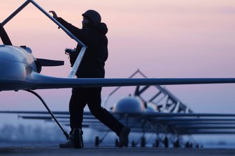 Verteidigung: Europa muss von der Ukraine lernen - Ein ukrainischer Soldat bereitet eine Langstreckendrohe An-196 für den Start vor. Im Ukrainekrieg gehören Drohnen mittlerweile zu den wichtigsten Waffen.