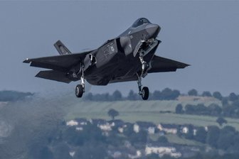 Verteidigung in Europa Kein Zurücklehnen mehr - Ein Kampfflugzeug vom Typ F-35 der US Air Force startet von der US-Air Base Spangdahlem. Die Europäer müssen sich darauf einstellen, sich auch ohne US-Hilfe zu verteidigen.