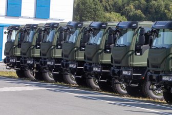 Verteidigungsindustrie: Wie Sachsen vom Milliarden-Kuchen profitieren kann - Iveco-Fahrgestelle für die Produktion von Bundeswehrkrankenwagen in Plauen.