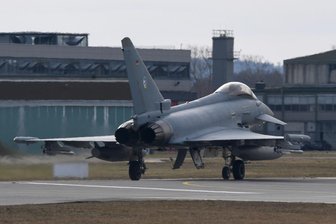 Ein Eurofighter startet vom Fliegerhorst. Die Bundeswehr bereitet als Reaktion auf die wachsenden Spannungen eine Verlegung weiterer Eurofighter zum Schutz der Nato-Südostflanke nach Rumänien vor.