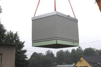 Verteilerstation schwebt ein - Anlieferung Verteilerstation schnelles Internet Geringswalde.