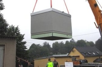 Verteilerstation schwebt ein - Anlieferung Verteilerstation schnelles Internet Geringswalde.