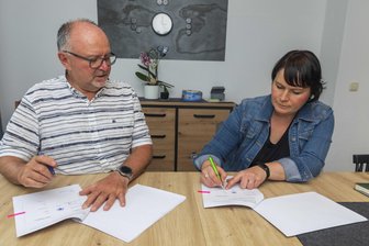 Vertrag perfekt: Verein Refugium übernimmt Quartiersmanagement in Raschau - Bürgermeister Frank Tröger und Vereinschefin Ina Heßelbarth beim Vertragsabschluss.
