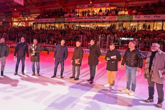 Vertriebschef, Schulleiter und Klempner: Das machen die Eishockey-Cracks aus dem Meisterteam des ETC Crimmitschau heute - Sie standen am Freitag zum Retro-Day im Kunsteisstadion im Sahnpark auf dem Eis: Die Akteure aus der Meistermannschaft, die in der Saison 1999/2000 für den ETC Crimmitschau spielten.