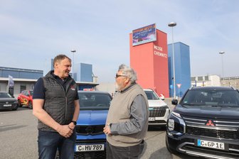 Vertriebsprofi organisiert Chemnitzer Automesse - Thomas Pfeiffer (links) vom Autohaus „Gering & Pfeiffer“ und Messe-Organisator Michael Tropschug.