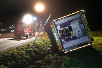 Verunglückter Rettungswagen im Erzgebirge: So geht es den Verletzten - Dieser Rettungswagen ist am Dienstagabend in Zschopau verunglückt.