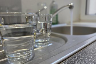 Verunreinigtes Trinkwasser in Chemnitz: Warum gibt es noch keine Entwarnung? - Rund 250.000 Menschen werden in Chemnitz von Eins mit Trinkwasser versorgt.