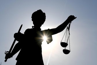 Verurteilte Straftäterin in Plauen weiterhin auf freiem Fuß: Was sind die Gründe? - Das Urteil im Verfahren um den schweren Kindesmissbrauch ist seit Oktober rechtskräftig.