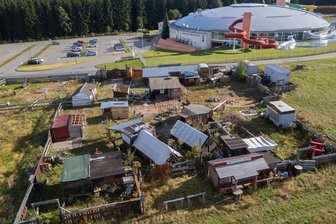Verwaiste Westernstadt im Erzgebirge wird abgebaut: Überraschende Entscheidung nach Insolvenzantrag - Teile der verwaisten Westernstadt bei Geyer sind abgebaut. Aber noch stehen etliche Bauten auf dem Gelände.