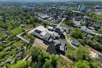 Verwaistes Braustolz-Gelände in Chemnitz: Wird hier noch weitergebaut? - Das Braustolz-Gelände in Altendorf/Schönau. Bis auf einzelne kleinere Neubauten (links und rechts) hat sich auf dem Areal bis heute nicht viel getan. Neuesten Plänen zufolge will der Investor nun auch die Fläche eines früheren Getränkemarktes am Kappelbach (rechts des Turmes) bebauen.