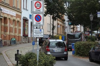 Verwaltung soll prüfen, ob Anwohnerparkplätze sinnvoll sind - In der Hermannstraße stehen für Anwohner nicht überall Parkplätze in Innenhöfen zur Verfügung.