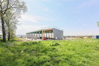 Verwaltungsgericht Chemnitz: Holzhaus-Hersteller "Nordic Wood" darf neugebaute Halle vorerst nicht nutzen - So sah es im Frühjahr auf der Baustelle an der ehemaligen B 95 in Röhrsdorf aus.