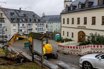 Verwirrspiel um gesperrte Schloßstraße in Auerbach: Ist die Fernwärmeleitung defekt, oder nicht? - Die Schloßstraße ist zurzeit wegen einer Baumaßnahme dicht.
