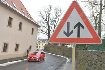 Verwirrte Autofahrer auf Freibergs Lessingstraße – was ist der Grund? - Die Lessingstraße in Freiberg ist wieder in beiden Richtungen befahrbar, die Straße ist auch entsprechend ausgeschildert.