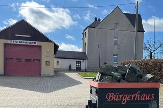 Verwirrung im Vogtland: Schönbrunn verwechselt - Am Bürgerhaus Schönbrunn (rechts) in der Gemeinde Bösenbrunn gibt es am Samstag kein Sommerfest.