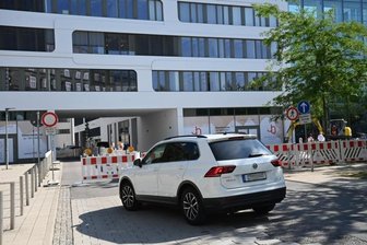 Verwirrung um Johannisplatz-Zufahrt: Stadt ändert Schilder - So wie diesem Autofahrer ging es am Dienstagmorgen vielen: Die Zufahrt zum Eins-Sitz und benachbarten Gebäuden verläuft nun nicht mehr über die Umleitung, sondern über Bahnhof- und Johannisstraße.