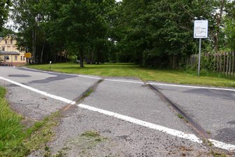 Verwirrung um Radweg von Waldheim bis Rochlitz: Hat Seelitz die Bahnstrecke umsonst gekauft? - Am ehemaligen Haltepunkt Obstmühle (Seelitzer Flur) ist das Gleis an der Straße in Richtung Gröbschütz noch zu sehen.
