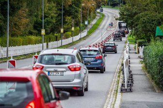 Verwirrung um Straßensperrung im Erzgebirge: Bundesstraße am Montagmorgen noch frei - Seit Montagmittag ist die Bundesstraße 169 in Bad Schlema nur noch Richtung Aue befahrbar. In der Gegenrichtung wird gebaut.