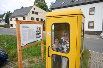 Verwirrung um Telefonzelle in Adelsberg: „Warum steht sie ausgerechnet dort?“ - Dagmar Ranft-Schinke und Gregor-Torsten Kozik waren Mitglieder der legendären Künstlergruppe Clara Mosch. Dass die Telefonzelle nun die Sicht auf eine Tafel über Clara Mosch verdeckt, regt sie auf.