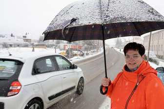 Verwirrung um „vergessenen“ Fußweg an Straße zwischen Lichtenstein und Heinrichsort - Am künftigen Feuerwehrdepot (Baustelle hinten links) ist bisher kein Fußweg geplant, Ortsvorsteherin Annett Richter und die Kommune fordern dessen Aufnahme in die Planung. Überraschend gab es im Vorfeld eine Diskussion.