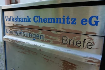 Verwirrung um Volksbank-Briefkasten in Oelsnitz - So sah der Briefkasten vor der Oelsnitzer Filiale am Dienstag dieser Woche aus. Spuren des Klebebands waren noch erkennbar. 