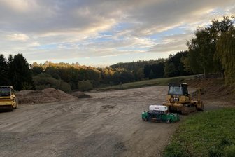Verwüstete Natur im Vogtland: Baufirma gewährt Stadt Einsicht in Proben-Protokoll - Blick auf das völlig zerstörte Biotop in der Plohnbachaue.