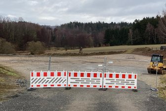 Verwüstete Natur im Vogtland: So soll es in Plohn weitergehen - Blick auf das vollständig zerstörte Biotop in der Lengenfelder Plohnbachaue.