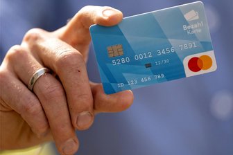 Verzicht auf Bezahlkarte: Wollen Asylsuchende nun verstärkt nach Chemnitz ziehen? - Asylsuchende bekommen demnächst in den Landkreisen Sachsens Bezahlkarten ausgehändigt. Chemnitz bleibt vorerst außen vor.