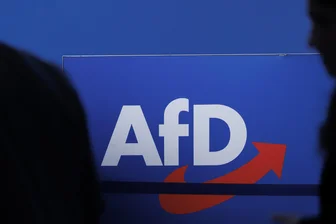Verzögert sich das neue Gutachten zur AfD? - Seit Längerem ist bekannt, dass der Verfassungsschutz an einem neuen Gutachten zur AfD arbeitet. Es könnte als Basis für ein eventuelles Parteiverbotsverfahren dienen. Doch nun scheint es sich zu verzögern.