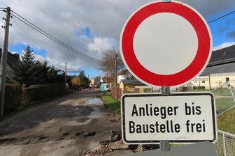 Verzögerung bei Straßensanierung in Langenbernsdorf: Hauptstraße länger dicht - Die Erneuerung der Hauptstraße in Langenbernsdorf zieht sich bis Ende des Monats hin.