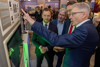 Verzögerung beim Kältezentrum - Druck auf den Ministerpräsidenten: „Reichenbach als Rumpelkammer“ - Ministerpräsident Kretschmer (l.) erhält Infos zum Kältezentrum. Aber wann wird es gebaut?