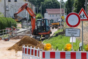Verzögerungen bei Bauprojekt: Wichtige Pendlerstrecke in Glauchau länger gesperrt - Auf der Mülsener Straße befindet sich immer noch eine Baustelle.