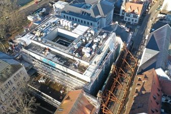 Verzögerungen bei WHZ-Bau - Von der ehemaligen "Förster & Borries"-Druckerei an der Peter-Breuer-Straße ist nur die abgestützte Fassade übrig.