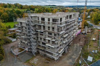 Verzögerungen beim Diakonie-Neubau in Auerbach: Was steckt dahinter? - Nachdem im Oktober das Gerüst auf zwei Seiten des Gebäudes aufgebaut wurde, hat sich nicht mehr viel getan. Die Gründe liegen laut Diakonie bei den Witterungsverhältnissen. Damit ist auch der angepeilte Fertigstellungstermin nicht zu halten.