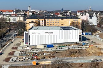 Verzögerungen in Plauens neuer Sporthalle: Bauleiter macht heimische Handwerksfirma mitverantwortlich - doch deren Chef kontert - Das Sportforum Vogtland am Plauener Lessing-Gymnasium: Der Bau liege in den letzten Zügen, heißt es aus dem Rathaus.