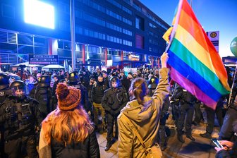 Verzweifeln wir noch oder hoffen wir schon? Was aktuelle Krisen mit unseren Gefühlen machen - Politische Krisen können uns hoffnungslos, traurig oder wütend machen. Wer in der aktuellen politischen Landschaft hofft, und wer sich hoffnungslos fühlt, ist dabei allerdings unterschiedlich.