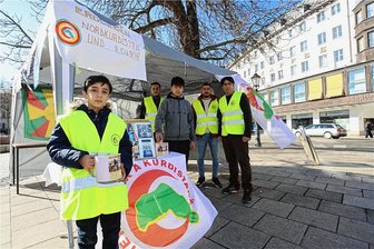 Verzweiflung und Hoffnung: Kurden sammeln Spenden für die Opfer des schweren Erdbebens in ihrer Heimat - Am Eingang der Inneren Plauenschen Straße in Zwickau sammeln Kurden Spenden für Erdbebenopfer.
