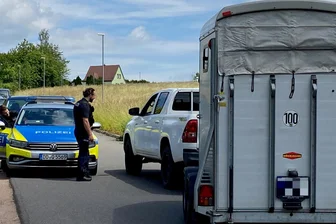 Veterinäramt beschlagnahmt Pferde einer Harthaer Züchterin in Geringswalde - Mit Unterstützung von Polizeibeamten kam eine auf Tiertransporte spezialisierte Spedition nach Geringswalde, um die Pferde der Harthaer Züchterin abzuholen.