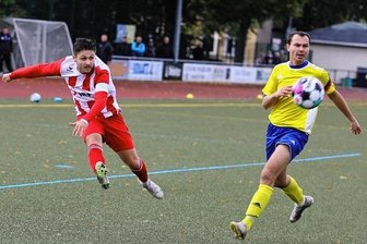 VfB agiert zwischen furios und konfus - Richie Schulze zieht das Leder aus vollem Lauf vors Mülsener Tor, wo seine VfB-Sturmkollegen lauern, um die Flanke zu verwerten. 