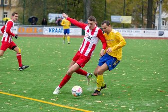 VfB Annaberg: Folgt in der Fußball-Landesklasse nach dem Frust die Lust? - Simon Schmiedl, der hier Mülsens Steve Ehrler (r.) umkurvt, und sein VfB Annaberg nehmen sich erneut den ersten Saisonheimsieg vor.