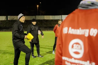 VfB Annaberg verlängert mit Trainer Lars Walther - Kurt-Löser-Sportanlage in Annaberg-Buchholz: Trainer Lars Walther (l.) und seine Jungs kommen auf dem neuen Kunstrasen gut zurecht.